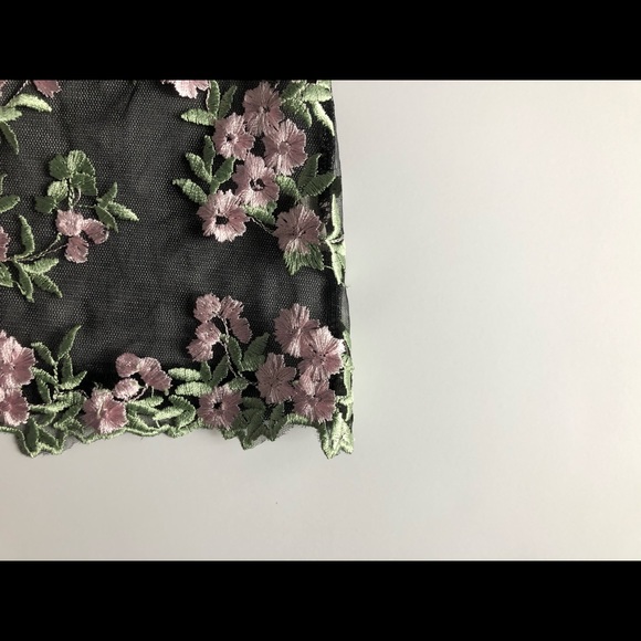 Back mesh embroidered crop top - Picture 2 of 3